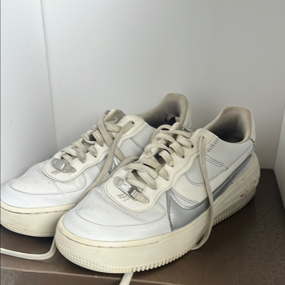 Nike Womens White Silver Air Force 1 PLT .AF. ORM Low Top Sneaker 8.5